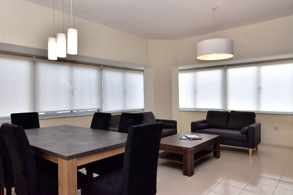 Sea View Spacious 2 Bedroom Central Apartment