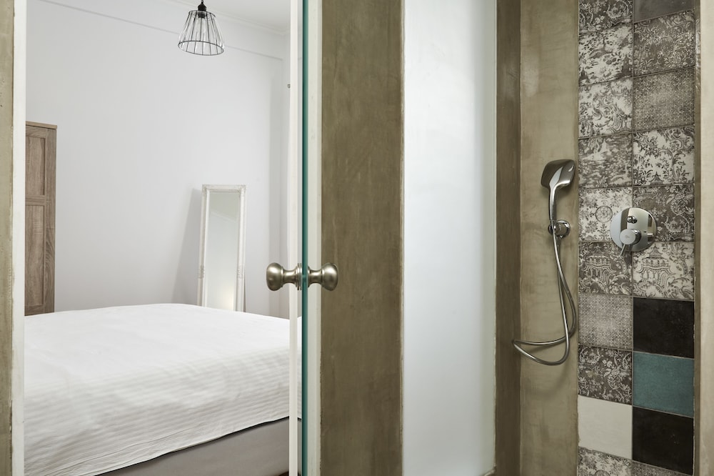 Luxury n Chic Athens Museum Apt
