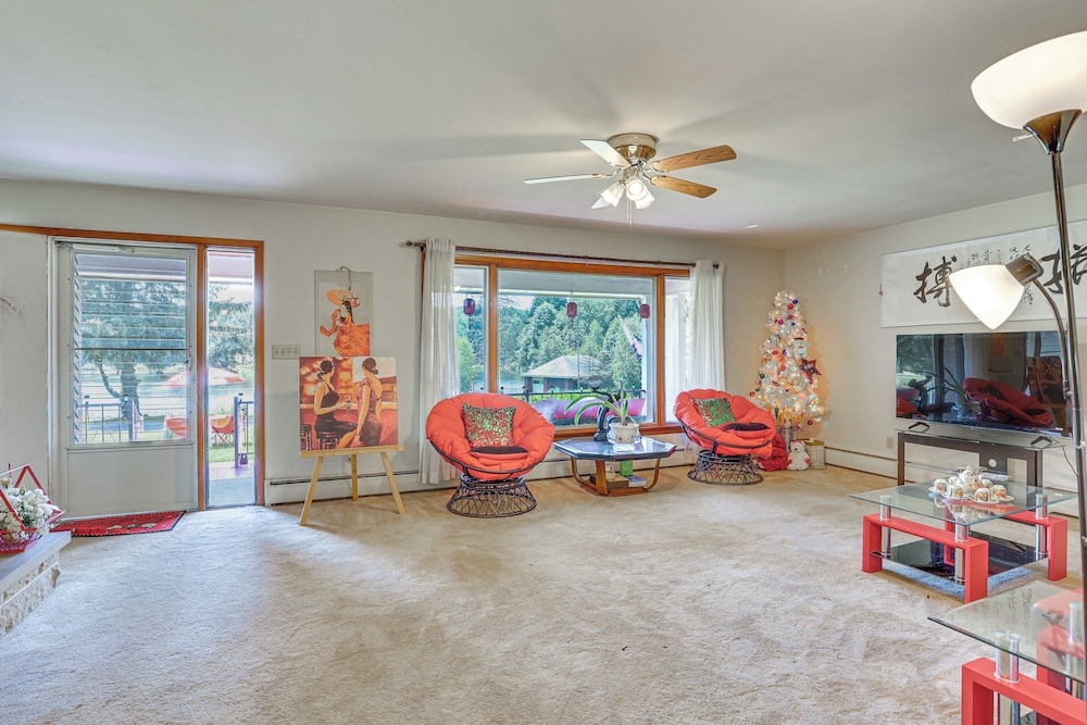 Pet-friendly Grove City Home w/ Lake on 19 Acres!