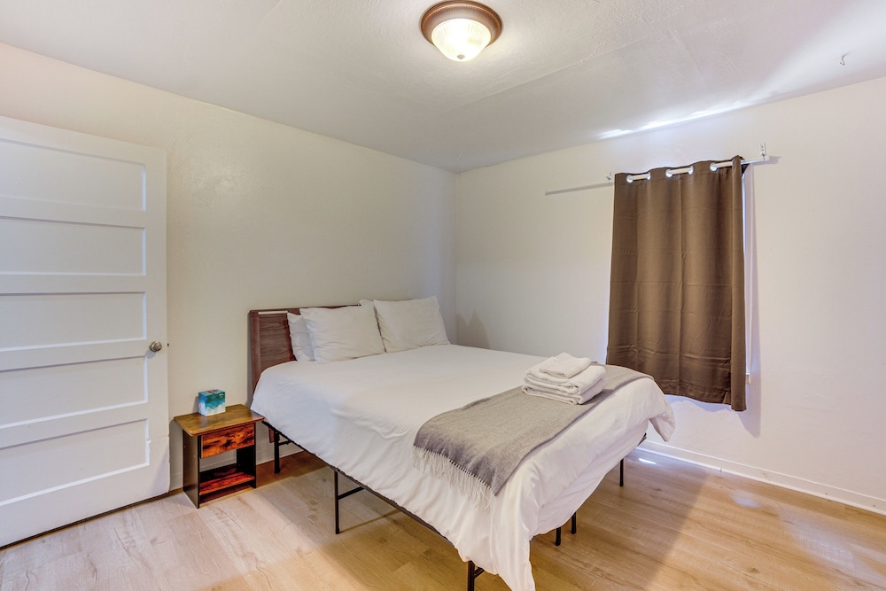 3 Mi to Airport: Pet-friendly Home in Ontario Home