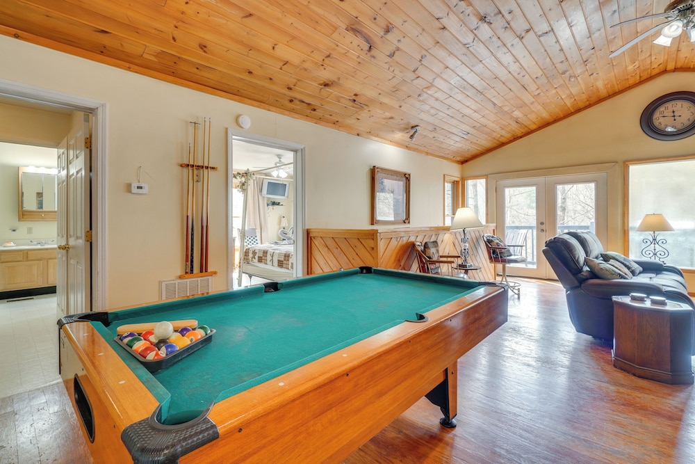 Resort Cabin With Private Hot Tub!