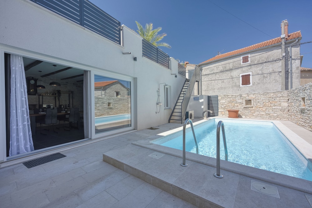 Villa Galant with Pool and Sauna