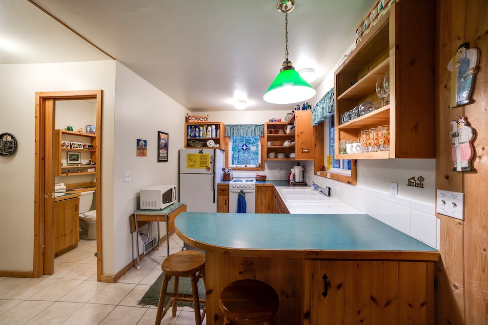 32MBR - BBQ - Pets Ok - Wood Stove - Sleeps 7 view 5