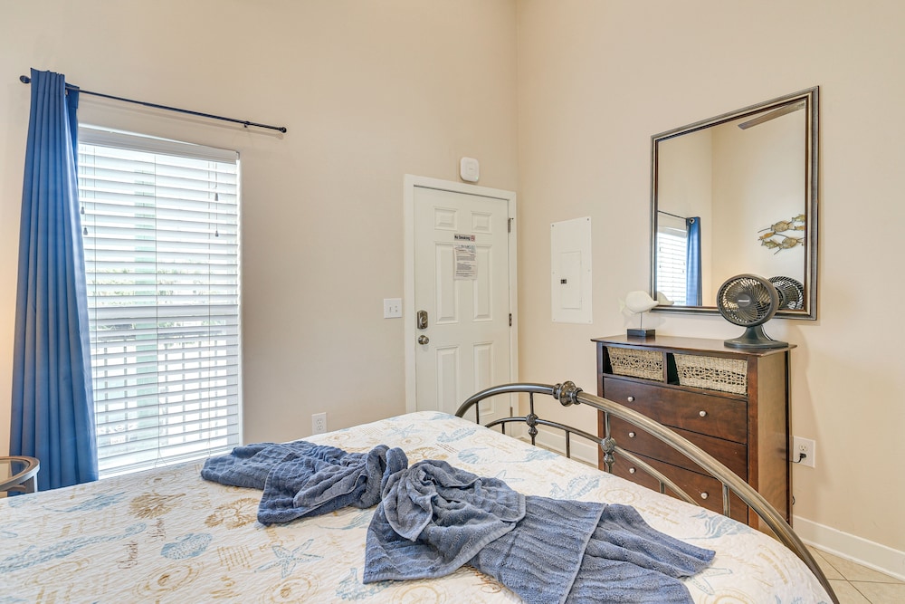 Walk to Beach: Pool-view Condo in Galveston!