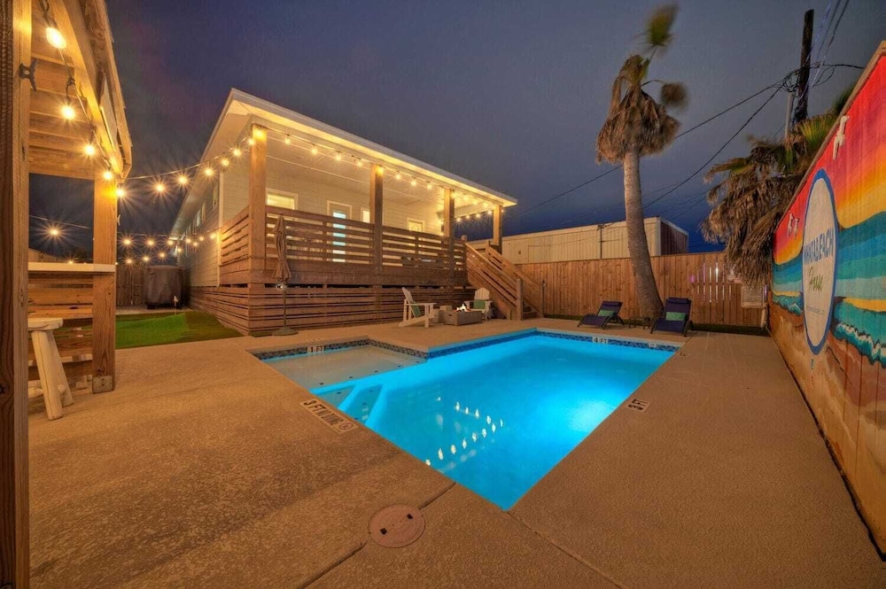 Sleeps 22! 2 Homes Priv Pool, Putting Green, Bar, Deck, Prime Port A Location