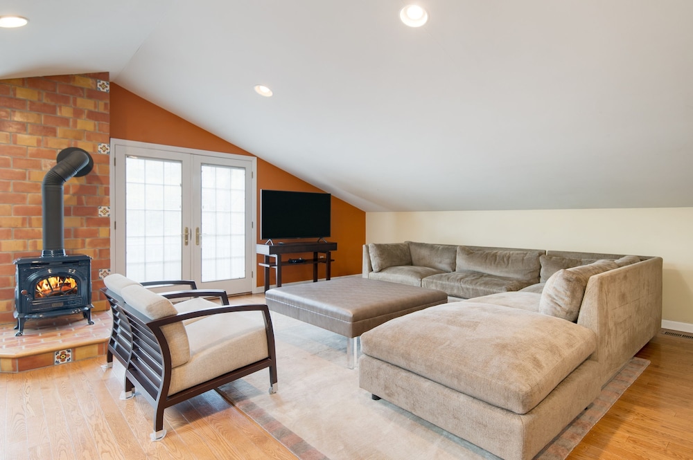 Sunny Pond by Avantstay Secluded Estate w a Private Pond Gym Movie Theater