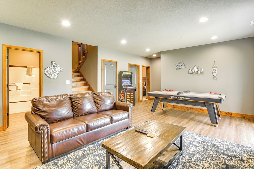 Game Room & Hot Tub: Spacious Retreat in Hollister