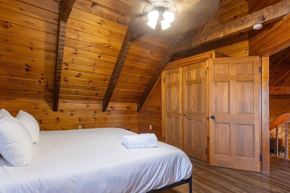 Dudley II by Avantstay Game Room + Enclosed Deck w/ Hot Tub & Views Cozy view 5