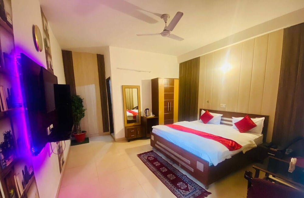 Hotel Rajhans Regency