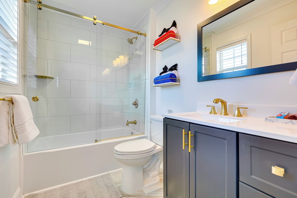 Walk to Ocean: Carolina Beach Condo w/ 2 Balconies