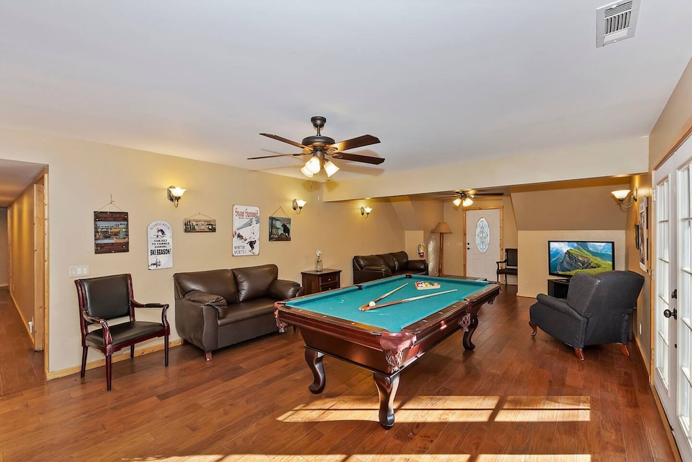 Big 10 Luxury Cabin with HotTub