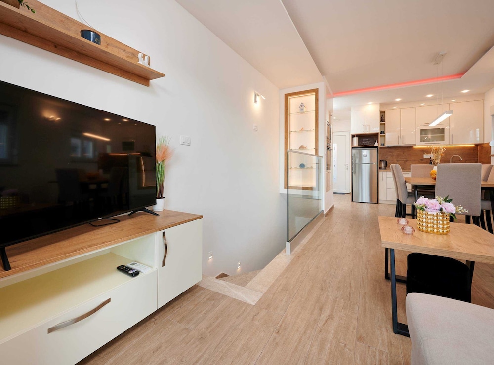 Exclusive Okrug Gornji Apartment With Shared Pool