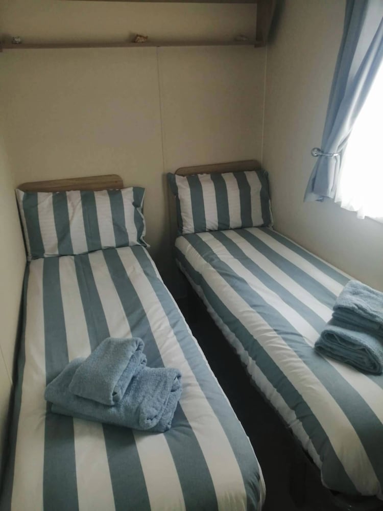3 Bed Lodge - Sleeps 6 - Parking - Pets - Wifi