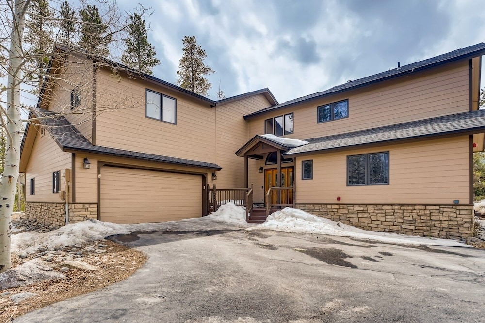 Perfect For Your Family Vacay With Yard, Hot Tub & Pet Friendly! 5 Bedroom Home by RedAwning view 5