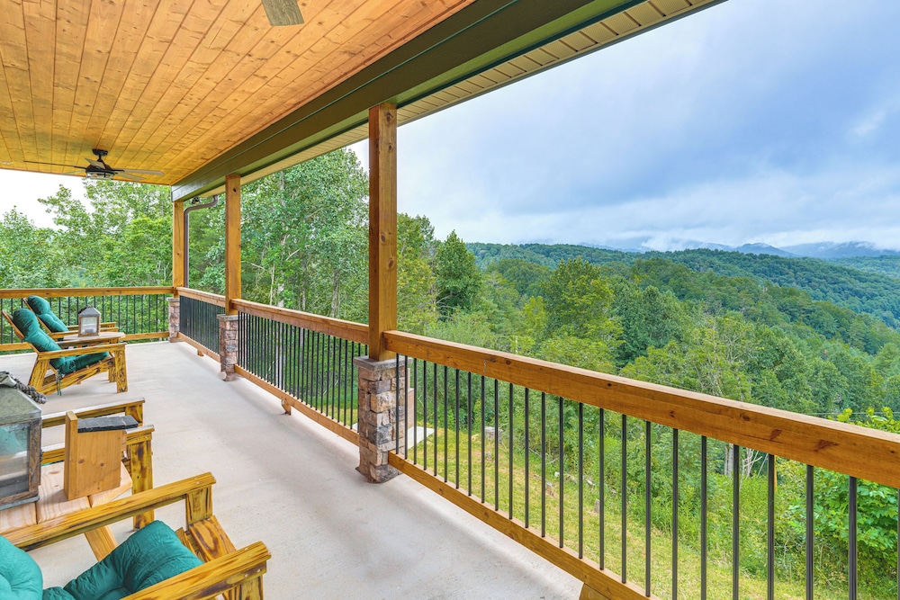 Long-range Views: Blue Ridge Mtn Cabin w/ 3 Decks
