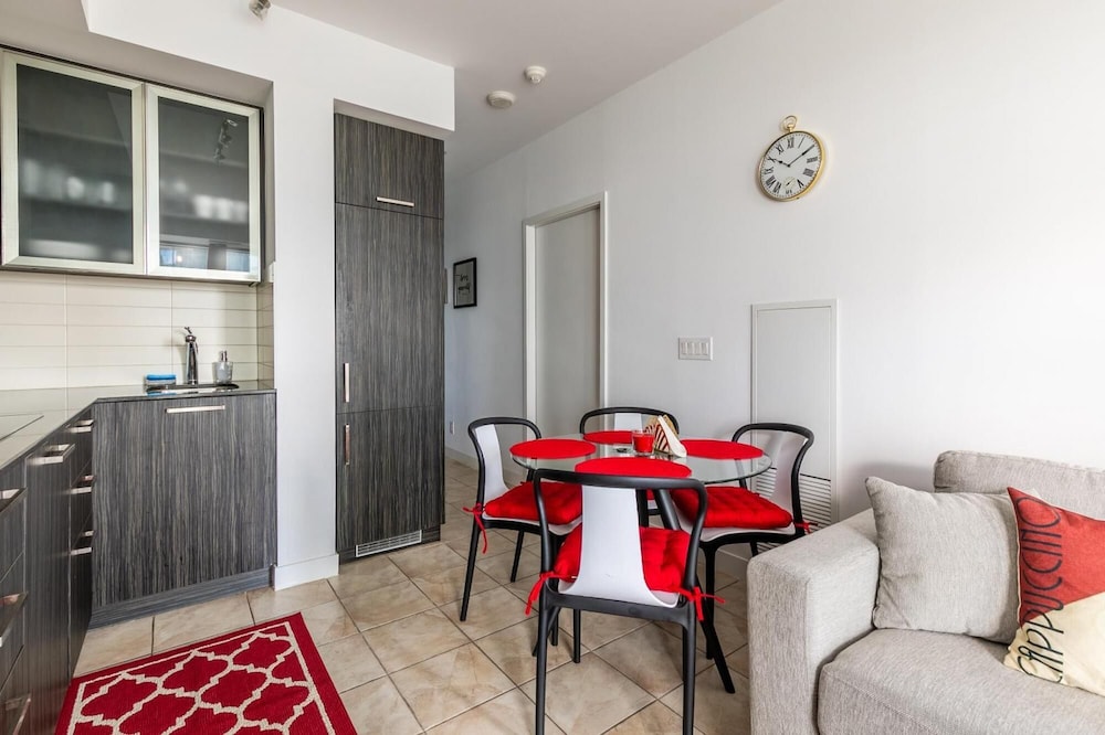 Classy 1 Bedroom Condo on 32 Floor in Downtown