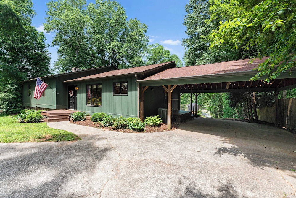 Shady Daze: Waterfront Home w/ Deck, Hot Tub & Lake Views