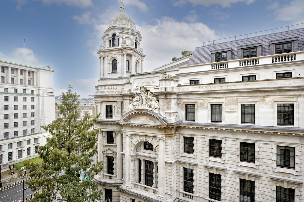 Historic Whitehall Flat in SW1 by Underthedoormat