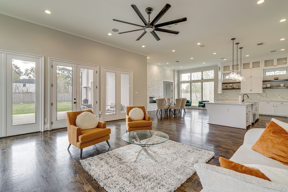 9 Mi to Downtown Houston: Spacious Group Getaway