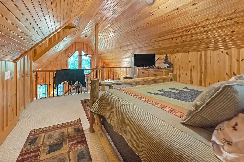 Mountain Getaway With Hot Tub & Game Room 4 Bedroom Cabin
