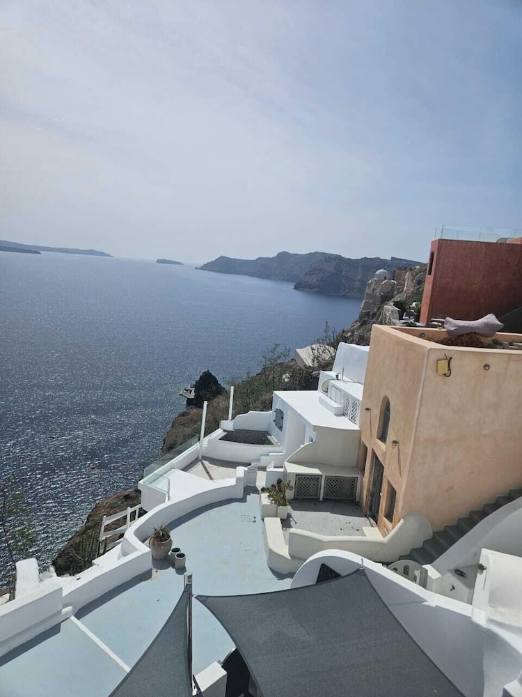 Phaos Oia Suites