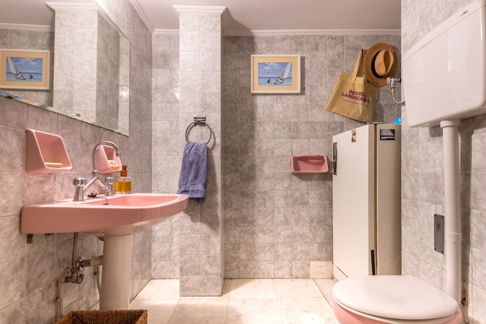 Chic 2BR Bright Penthouse With Open Wood Staircase
