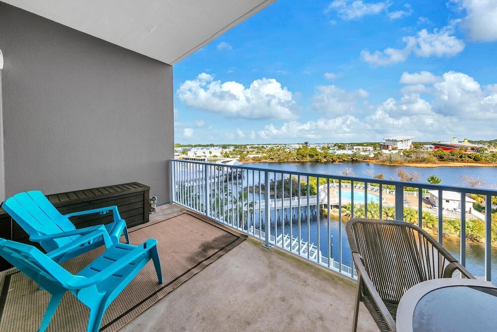 Laketown Wharf 402