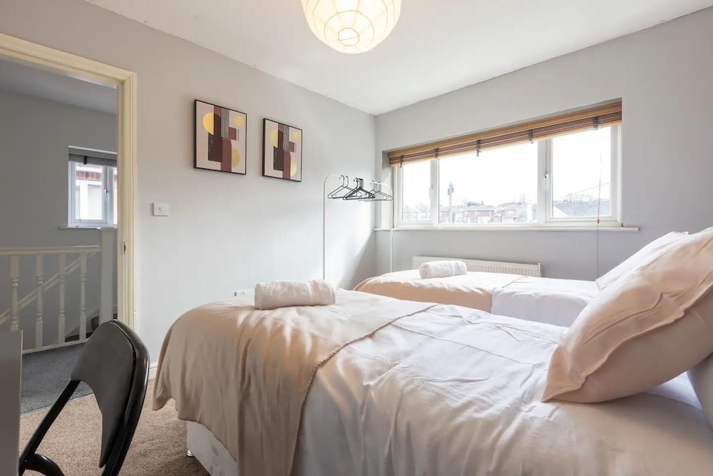 Large 5-bed House in Leeds/ Fits 10/free Parking/ view 3