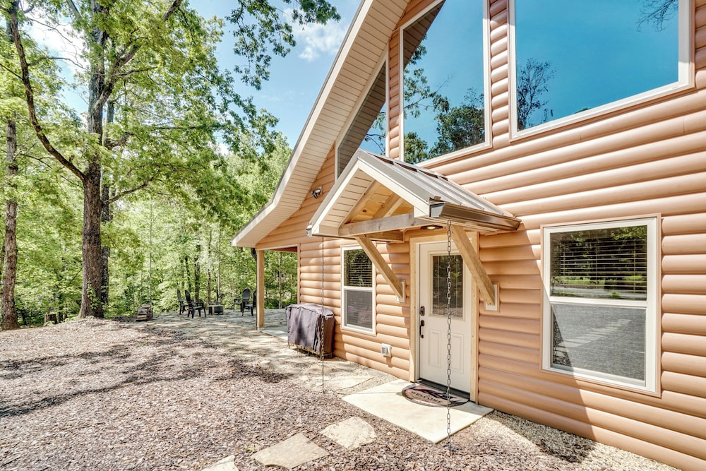 Sip, Hike & Explore: Sleek Retreat in Cleveland!