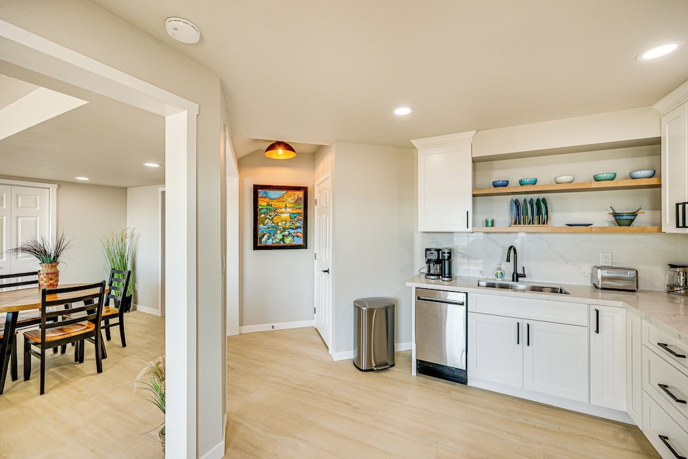 Puget Sound Views: Des Moines Apt w/ Patio