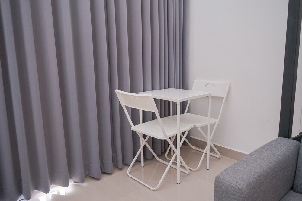 Spacious And Homey Studio Loft At Kingland Avenue Apartment