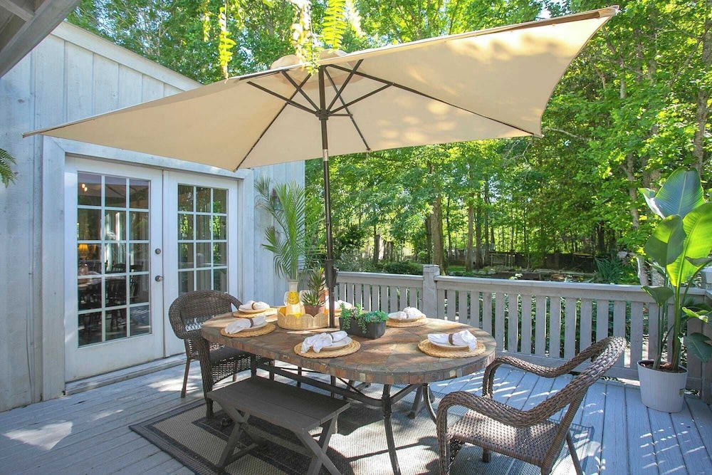 35 Acre Villa w/ Pool, Spa, Wine Cellar & Gym + Near Golf Club La Pearla Ranch by Avantstay