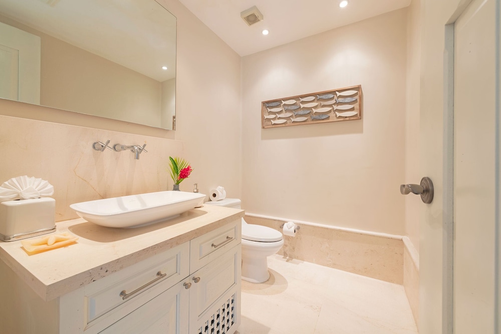 Luxurious 4 Bedroom Condo - Property Image 7