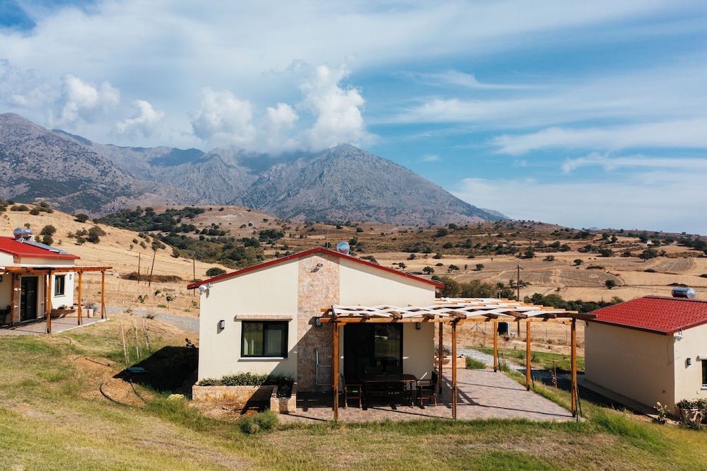 Pezoulia Cottages