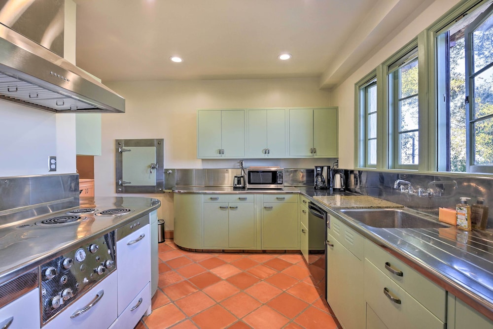 'the Castle' Hacienda Heights Home w/ Patio Pool - Property Image 21