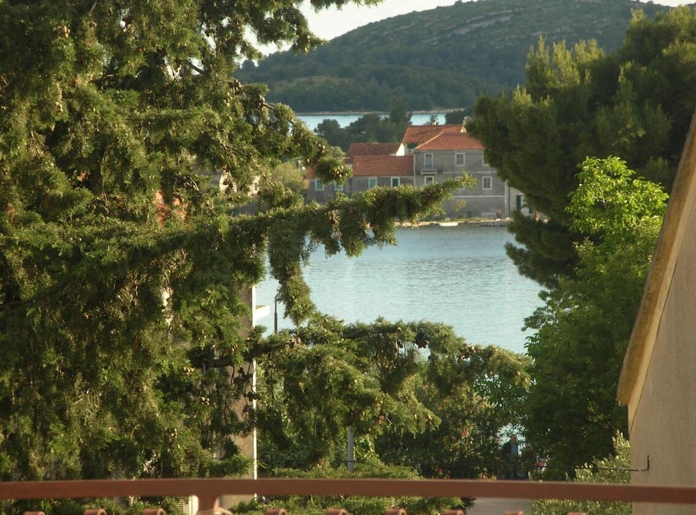 Apartment With Terrace and Sea View Brodarica