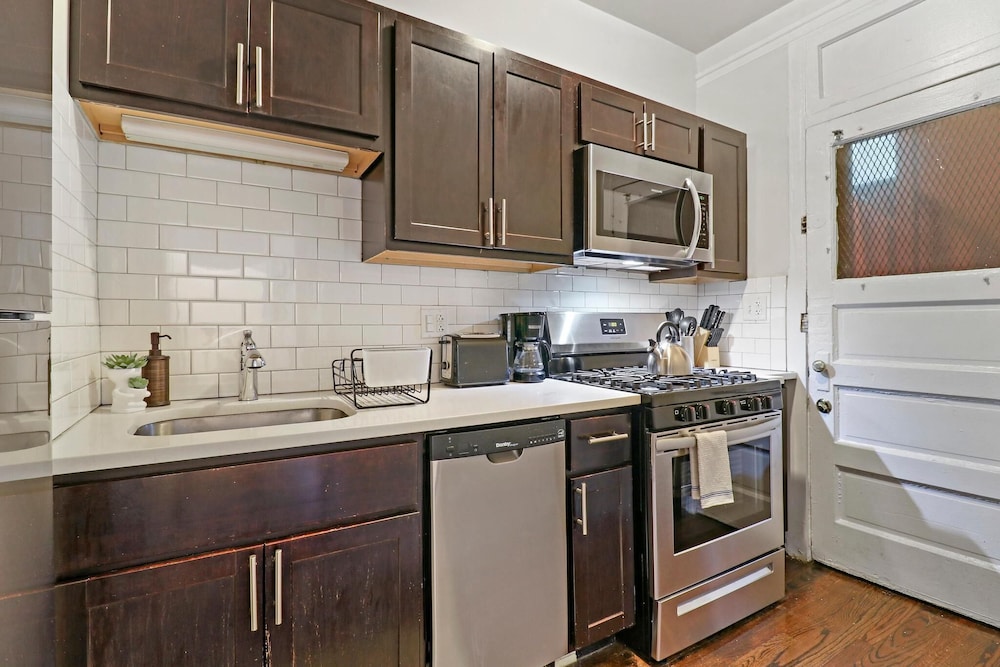 Spacious 2BR Near Dining - Touhy 1S