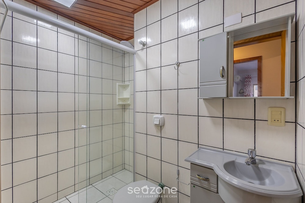 3BR Apt w/ Balcony 240m From Sea Meia Praia Eio203