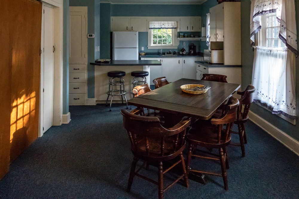 Maple Springs Lake Side Inn