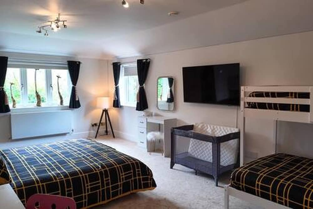 Stratford 4 BR Family Mansion With Pool, Gym & BBQ, Photo 45