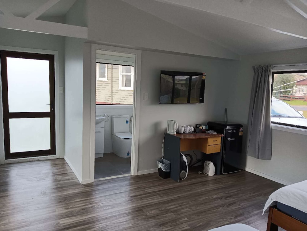 4 Double Beds and 2 Sofa Bed chalet