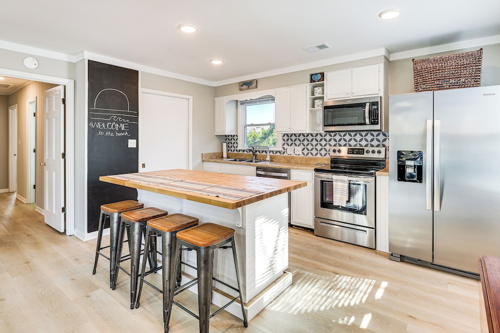 3 Blocks to Beach Access: Coastal Carolina Apt