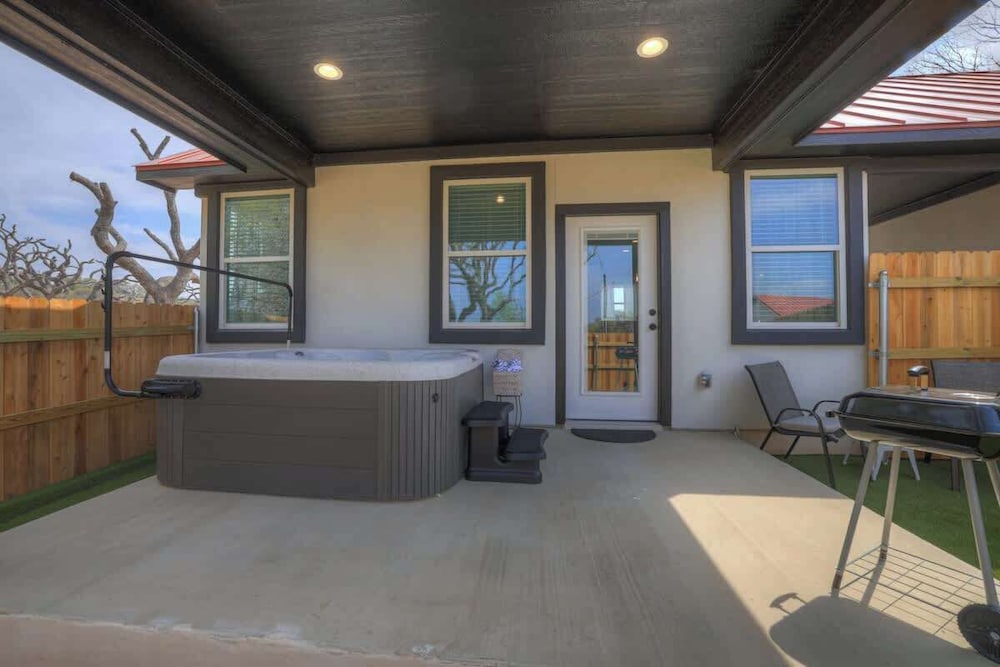 Modern Casita With Hot Tub Six Minutes From Main Street