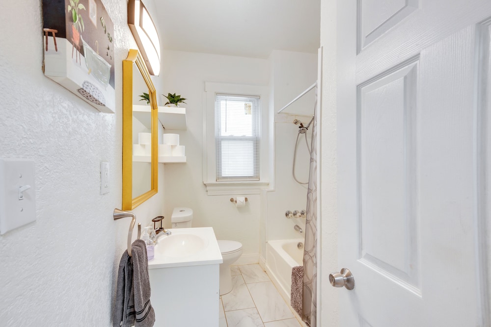 Luxurious 2BR Kansas City Condo Near Downtown