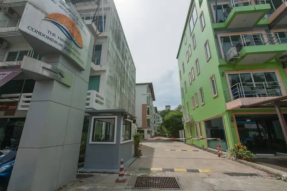 6-17 - 2 Bdr Condo With Balcony and Shared Pool