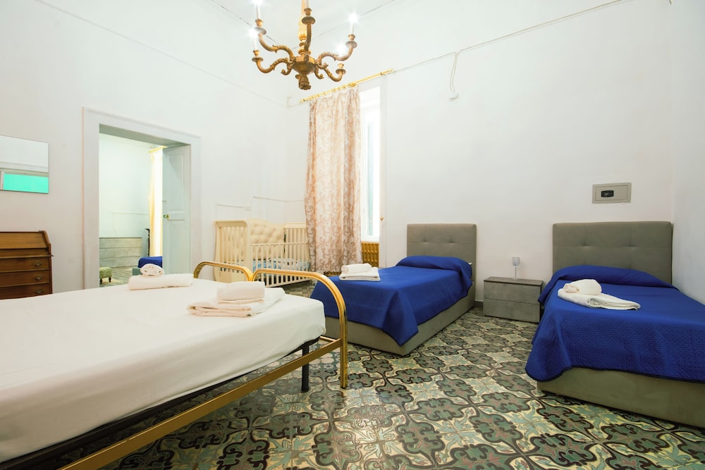 MAESTOSA CASA IN NAPOLI CENTRO