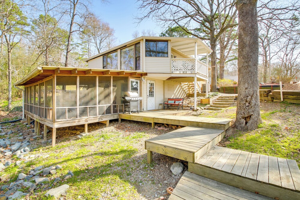 Lake Hamilton Family Gem: Hot Tub & Boat Slip!