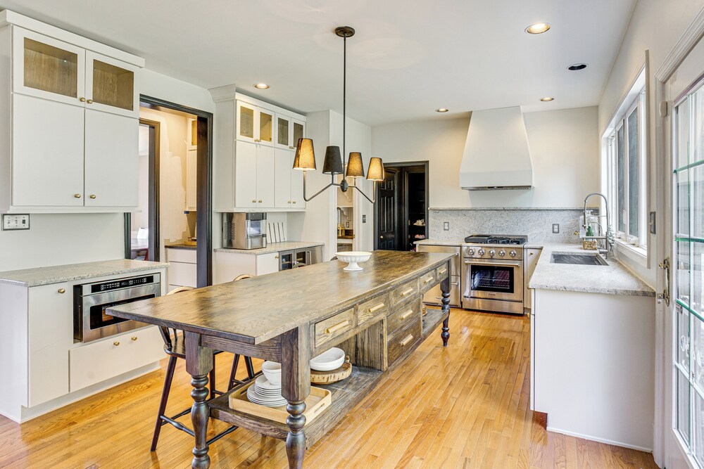 5 Mi to Dtwn York: Spacious Family Home