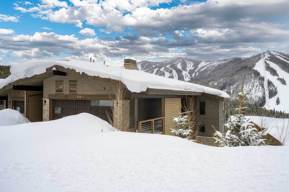 Mountain Home w/ Hot Tub, Near WP Resort!