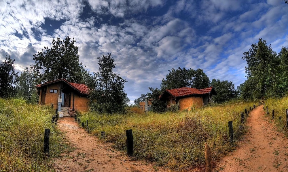 Pugdundee Safaris - Kanha Earth Lodge